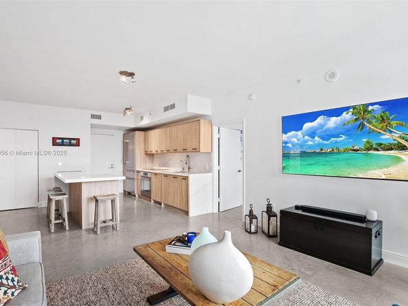 90 SW 3rd St 3810, Miami FL 33130