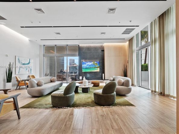 90 SW 3rd St 3810, Miami FL 33130