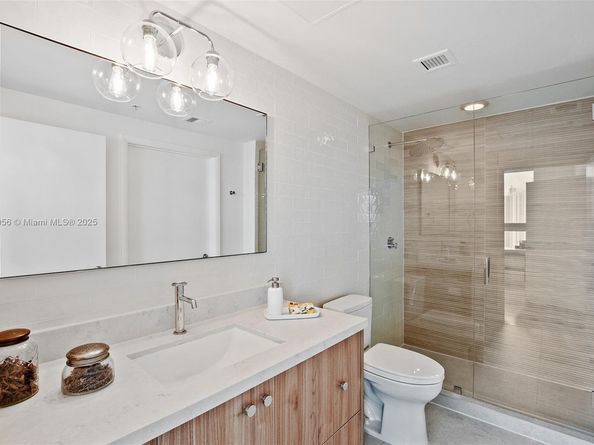 90 SW 3rd St 3810, Miami FL 33130