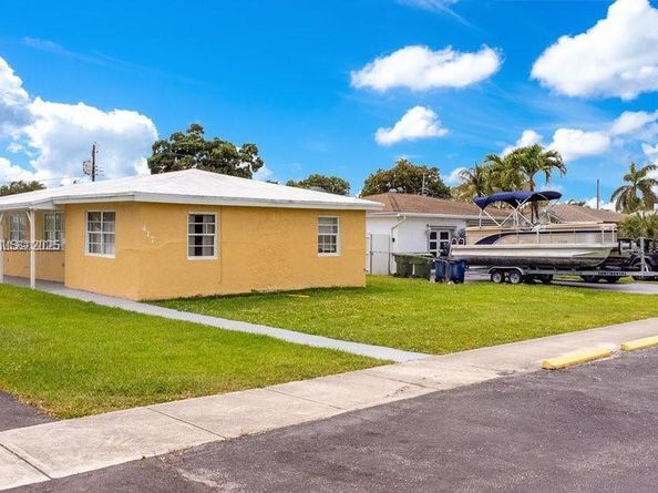 417 SW 3rd St, Hallandale Beach FL 33009