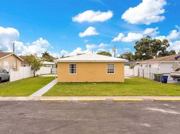 417 SW 3rd St, Hallandale Beach FL 33009