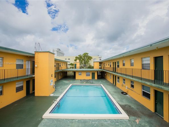 1975 NE 135th St 3B, North Miami FL 33181