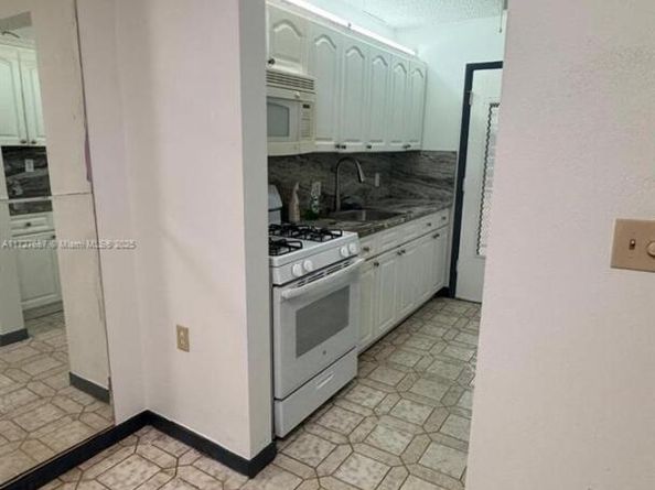 160 NE 203rd Ter 18, Miami Gardens FL 33179
