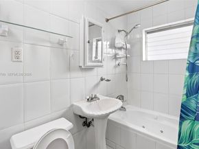 2250 Bay Dr 17, Miami Beach FL 33141