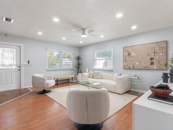 870 NE 35th St, Oakland Park FL 33334