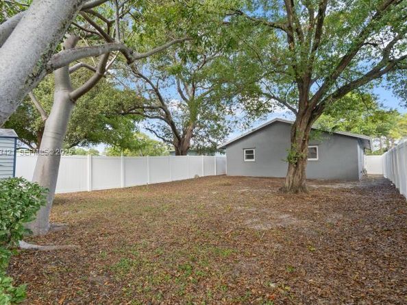 870 NE 35th St, Oakland Park FL 33334