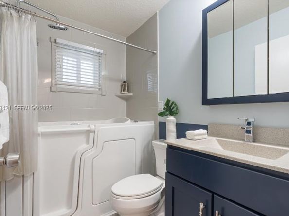 870 NE 35th St, Oakland Park FL 33334