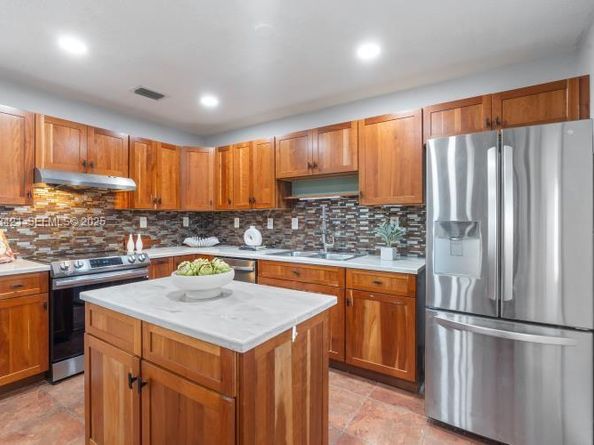 870 NE 35th St, Oakland Park FL 33334