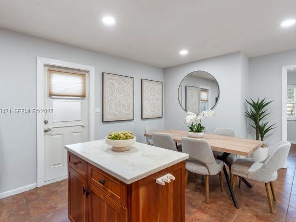 870 NE 35th St, Oakland Park FL 33334