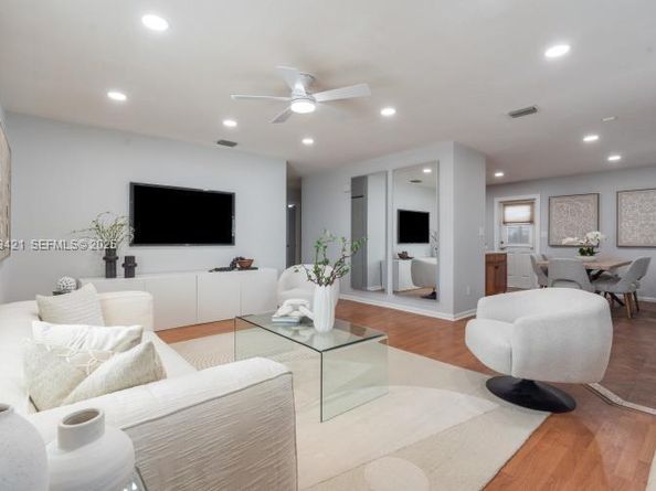 870 NE 35th St, Oakland Park FL 33334