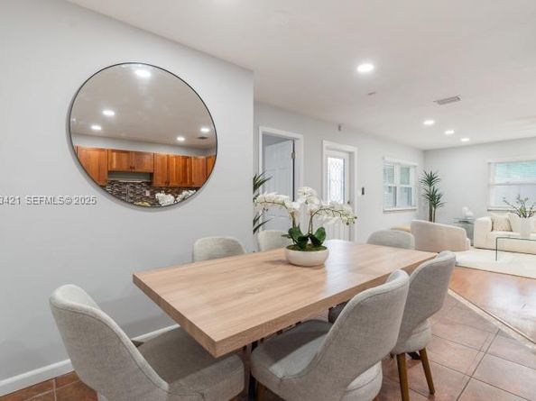 870 NE 35th St, Oakland Park FL 33334