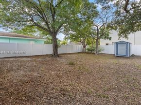 870 NE 35th St, Oakland Park FL 33334