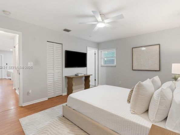 870 NE 35th St, Oakland Park FL 33334