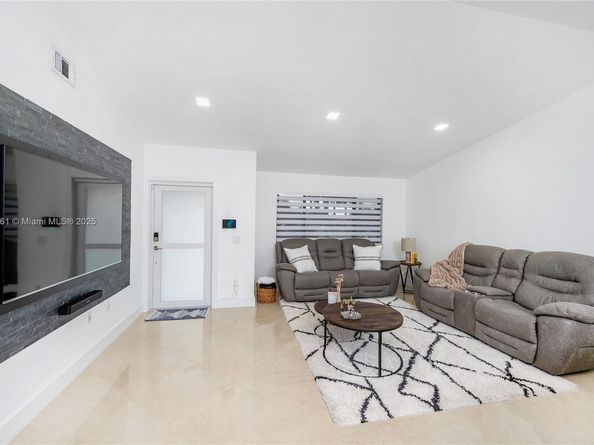Undisclosed Address #A11899461, Miami FL 33157