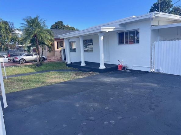 3090 NW 29th St, Miami FL 33142