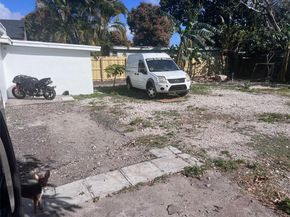 3090 NW 29th St, Miami FL 33142