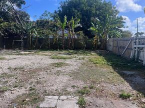 3090 NW 29th St, Miami FL 33142