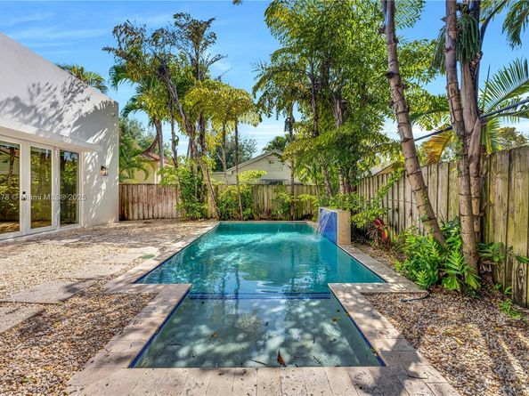 548 NE 70th St, Miami FL 33138
