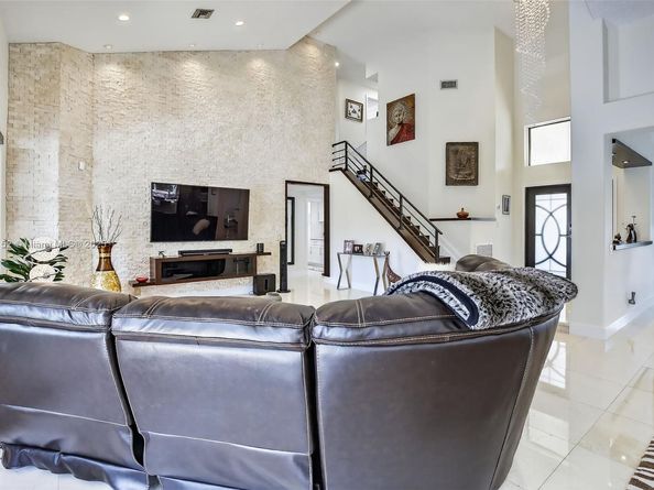 1154 Laguna Springs Dr, Weston FL 33326