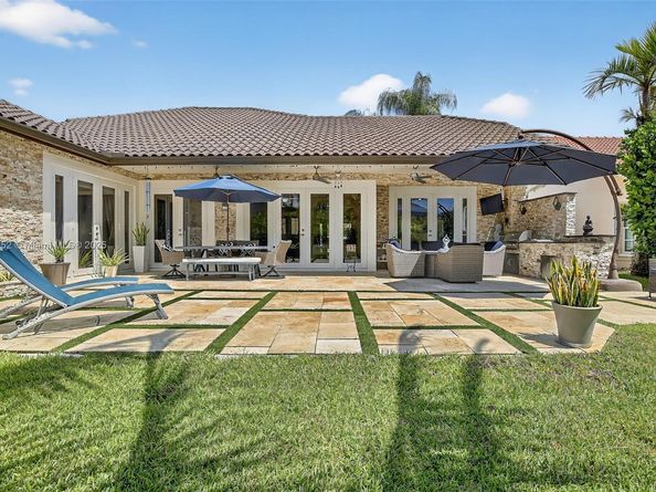 1154 Laguna Springs Dr, Weston FL 33326