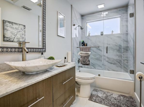 1154 Laguna Springs Dr, Weston FL 33326