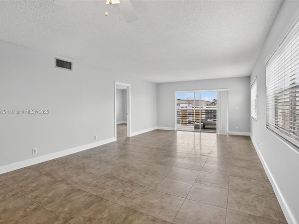 3050 NE 16th Ave 407, Oakland Park FL 33334