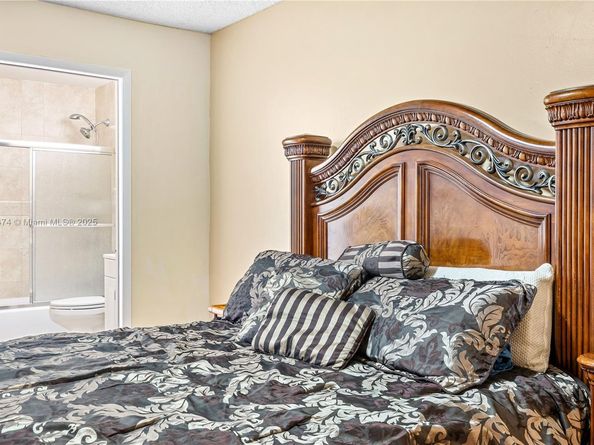 2462 W 65th St, Hialeah FL 33016