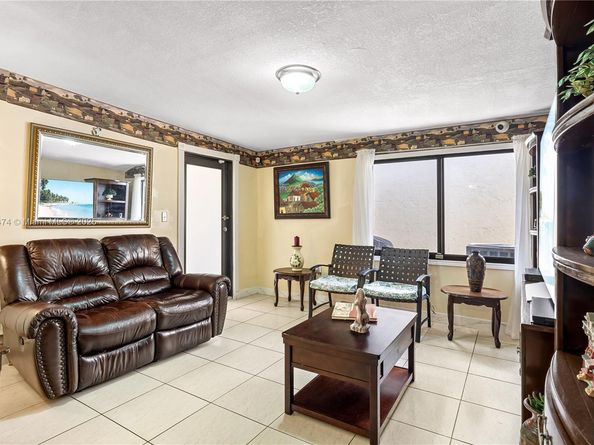 2462 W 65th St, Hialeah FL 33016