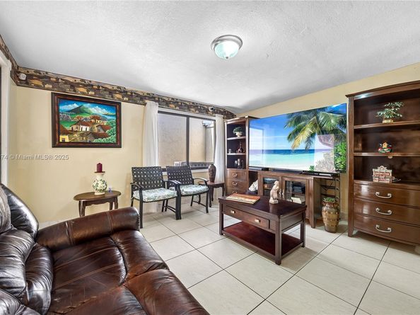 2462 W 65th St, Hialeah FL 33016