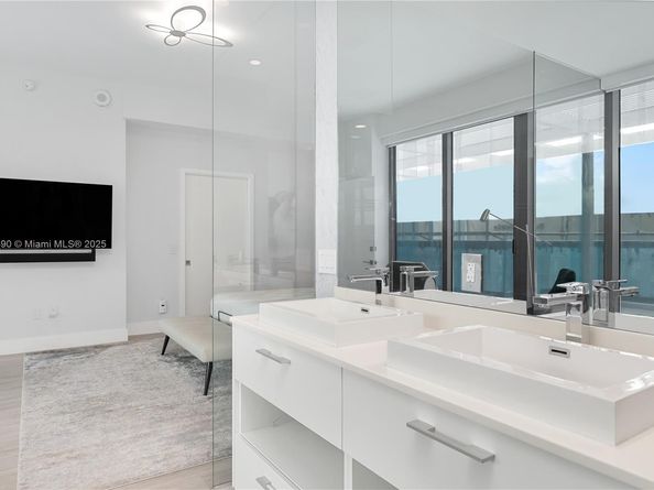 650 NE 32nd St BH7, Miami FL 33137