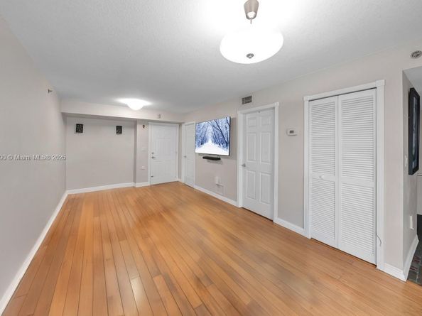 2475 NW 16th St Rd 406, Miami FL 33125