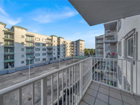 2475 NW 16th St Rd 406, Miami FL 33125