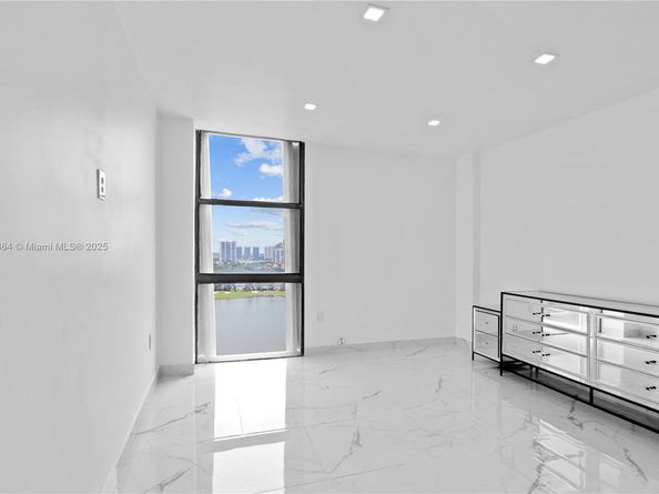 3675 N Country Club Dr 2008, Aventura FL 33180