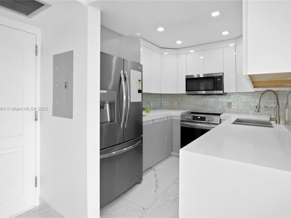 3675 N Country Club Dr 2008, Aventura FL 33180