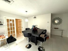 9511 NW 8th St, Pembroke Pines FL 33024