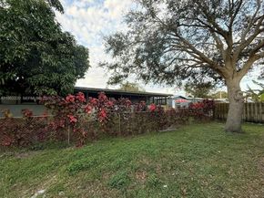 9511 NW 8th St, Pembroke Pines FL 33024