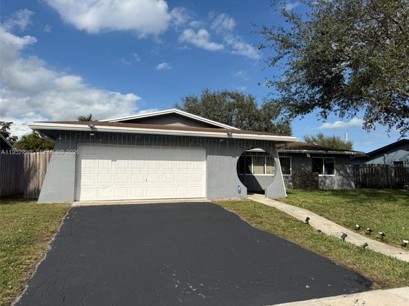 9511 NW 8th St, Pembroke Pines FL 33024