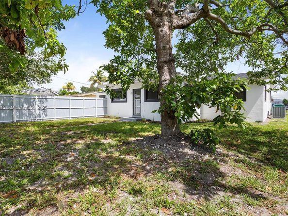 70 NE 186th Ter, Miami FL 33179