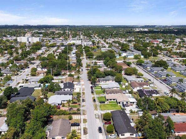 70 NE 186th Ter, Miami FL 33179