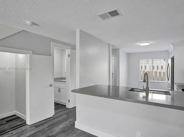 5084 S University Dr, Davie FL 33328