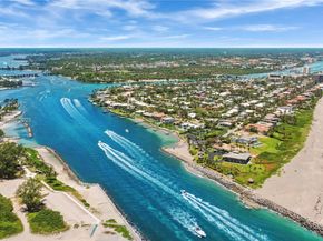 301 Lakewood Drive 8A, Jupiter FL 33458