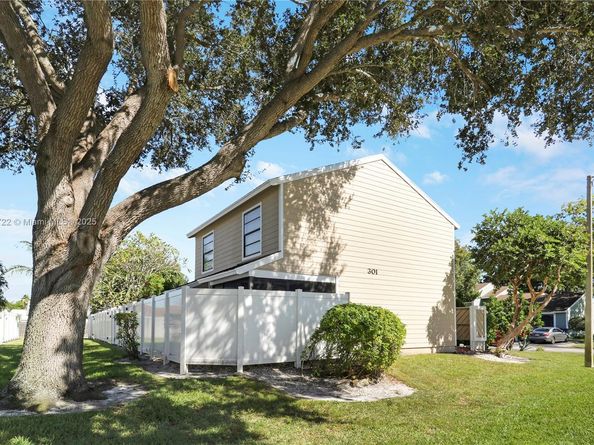 301 Lakewood Drive 8A, Jupiter FL 33458