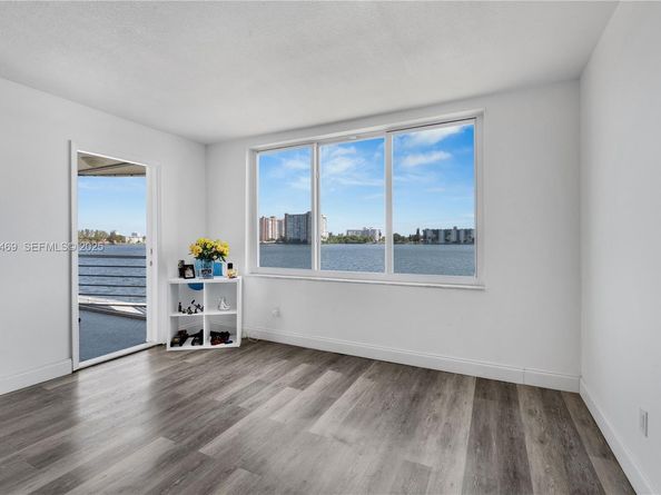 1140 NE 191 24, Miami FL 33179