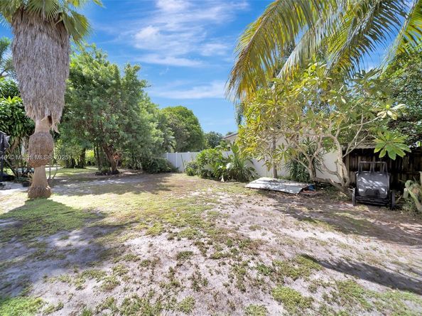 2442 Fillmore St, Hollywood FL 33020
