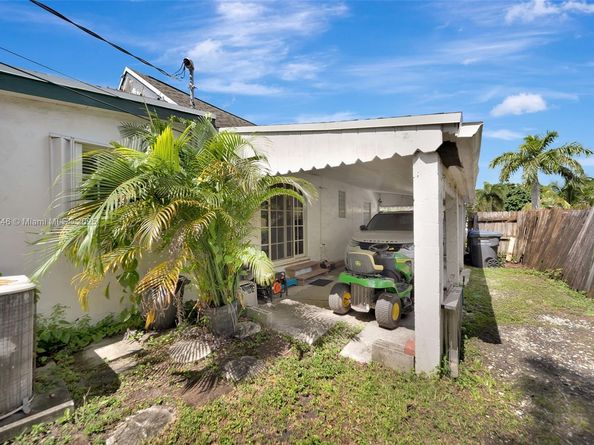 2442 Fillmore St, Hollywood FL 33020