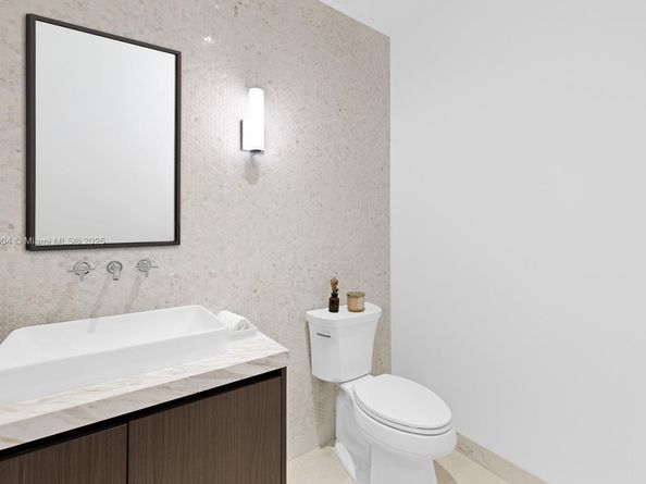 340 W 42nd St 601, Miami Beach FL 33140