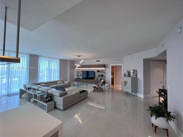 17301 Biscayne Blvd 1402, North Miami Beach FL 33160