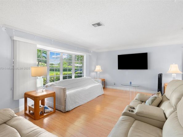 10620 NW 41st St, Coral Springs FL 33065