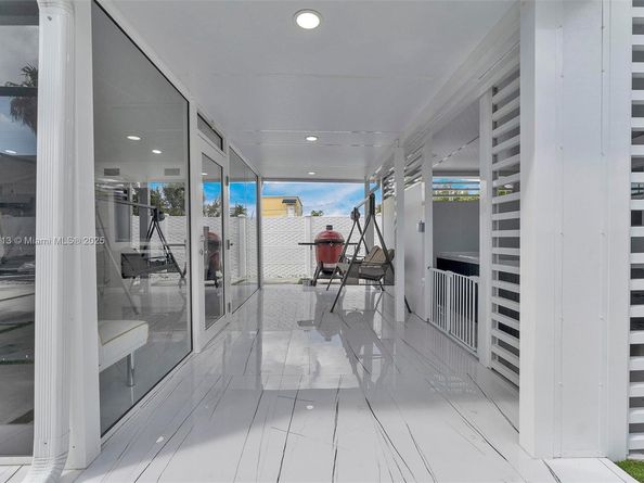 7101 SW 21st St, Miami FL 33155