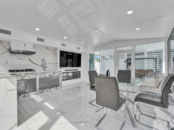 7101 SW 21st St, Miami FL 33155